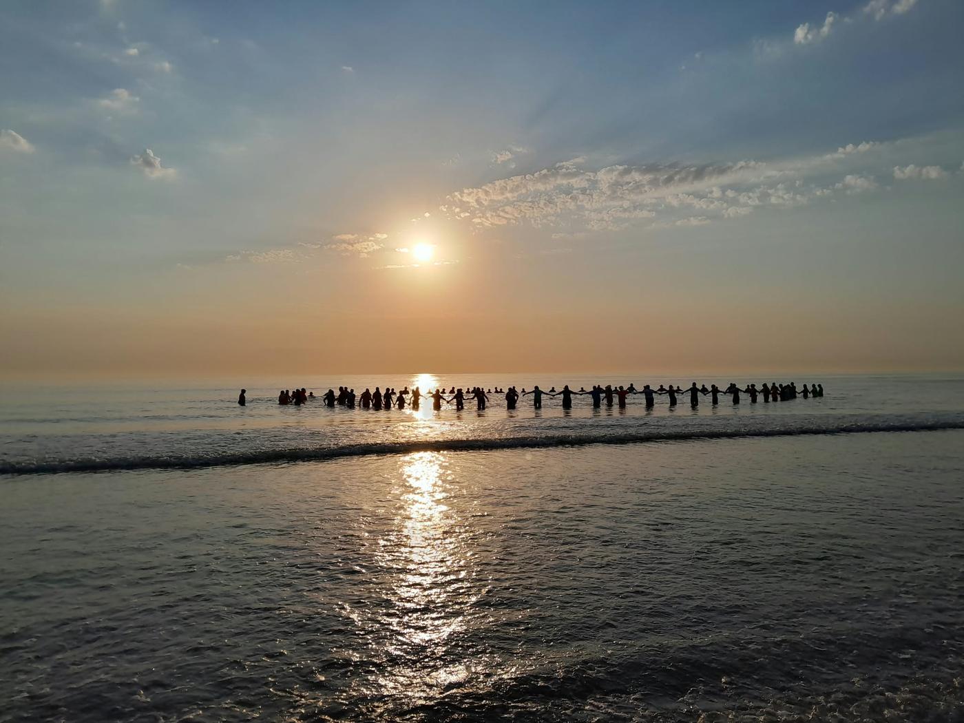 Groupe de longeurs souriants dans la mer – interclub Hardelot 14 août 2026